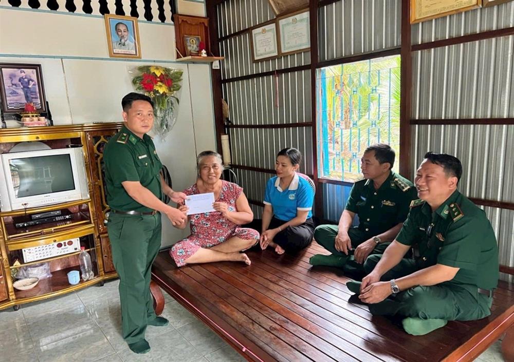 Cán bộ chiến sĩ Đồn biên Phòng cửa khẩu Quốc tế Thường Phước luôn quan tâm chăm lo đời sống người dân. Cán bộ chiến sĩ Đồn biên Phòng cửa khẩu Quốc tế Thường Phước luôn quan tâm chăm lo đời sống người dân.